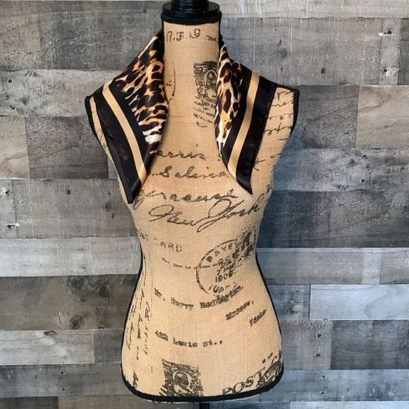 Elegant Leopard Print Scarf - Picture 12 of 16